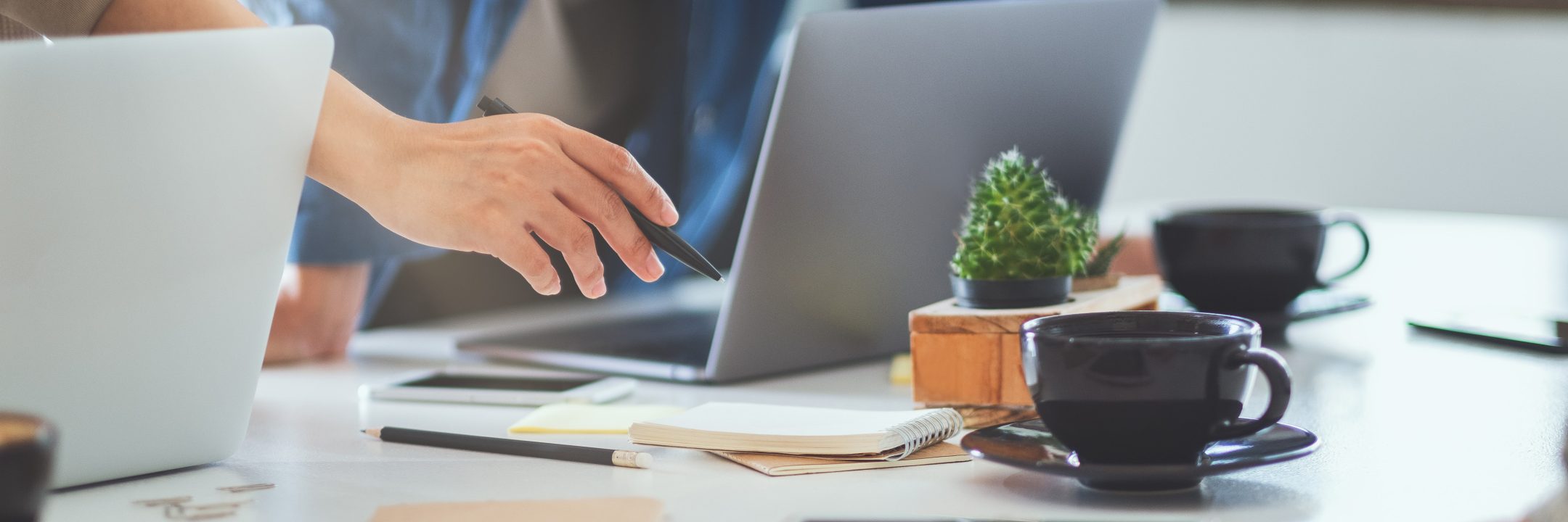 Jets Image Tabeltop desk office meeting Adobe Stock 305585365 web