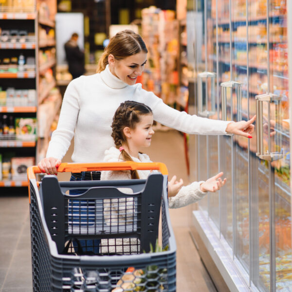 Jets Image Retail Supermarket Customer Mother Daughter Adobe Stock 306804471 web