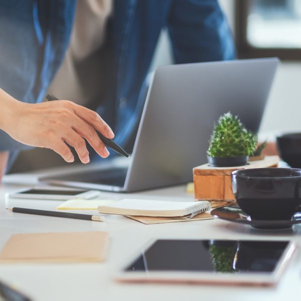 Jets Image Tabeltop desk office meeting Adobe Stock 305585365 web