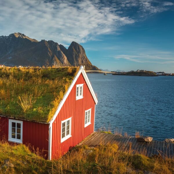 Jets Image Vacation home Cabin Boat house Adobe Stock 246366591 WEB square